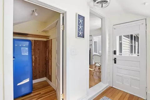 Entry Way - 2 Cliff Rd, Hingham, MA 02043 photo 3 of 5