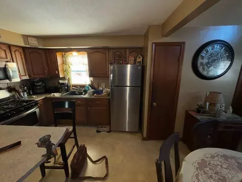 11 Rolf Ave, Chicopee, MA 01020 photo 2
