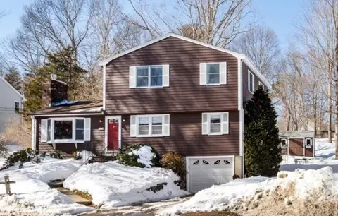 85 Martin St, Essex, MA 01929
