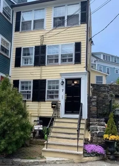 7 Lee St #1, Marblehead, MA 01945
