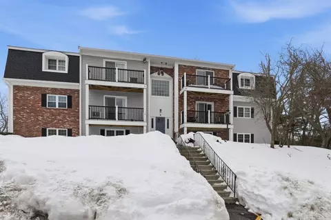 8 Chapel Hill Dr #2, Plymouth, MA 02360