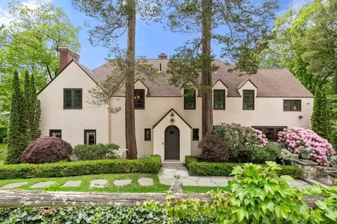 85 Gate House Rd, Chestnut Hill, MA 02467