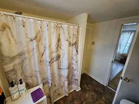 Bath - 7 Union Ct, Easthampton, MA 01027 photo 2 of 2
