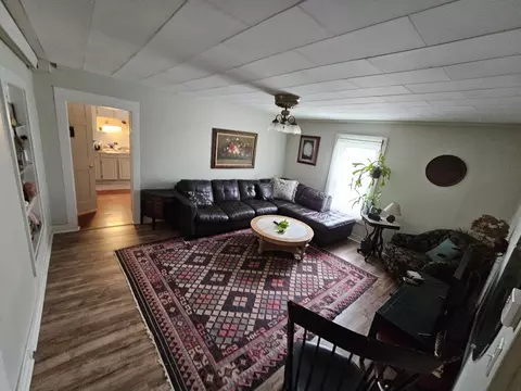 Living - 7 Union Ct, Easthampton, MA 01027 photo 4 of 4