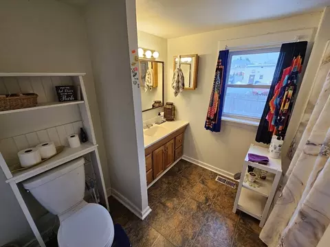 Bath - 7 Union Ct, Easthampton, MA 01027 photo 1 of 2