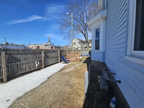 Exterior - 7 Union Ct, Easthampton, MA 01027 photo 4 of 7