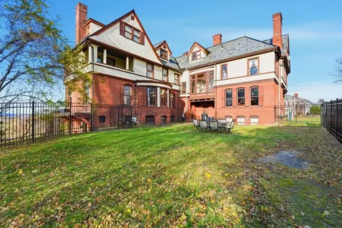 Exterior - 270 Maple St, Springfield, MA 01105 photo 5 of 6