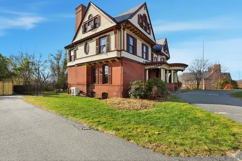 Exterior - 270 Maple St, Springfield, MA 01105 photo 4 of 6