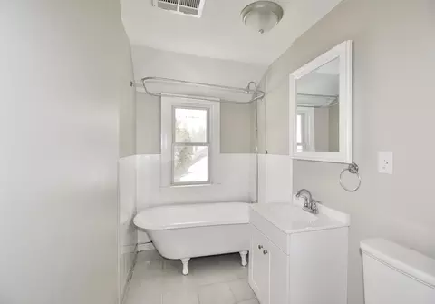 Bath - 34 Castle St, Springfield, MA 01118 photo 2 of 2