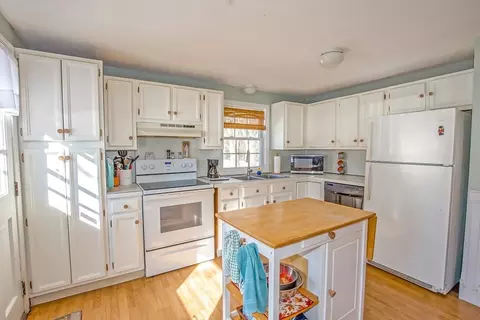 88 Senator St, Springfield, MA 01129 photo 2