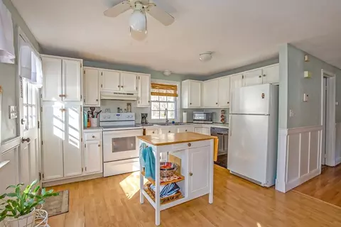 88 Senator St, Springfield, MA 01129 photo 3