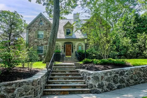 10 Hallwood Rd, Chestnut Hill, MA 02467