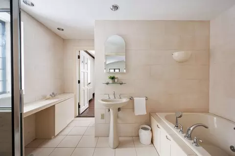 Bath - 3 Evergreen Ln, Hingham, MA 02043 photo 1 of 4