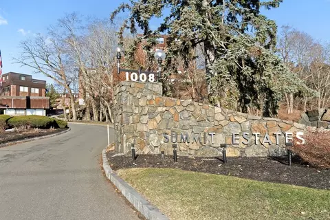 1008 Paradise Rd #1M, Swampscott, MA 01907