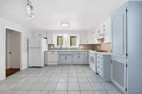42 Carroll St, Springfield, MA 01118 photo 4