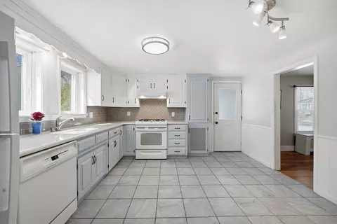 42 Carroll St, Springfield, MA 01118 photo 2
