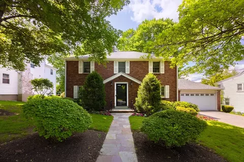 61 Woodlawn Dr, Chestnut Hill, MA 02467
