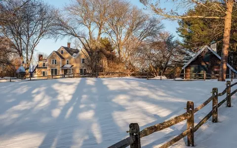 38 Candlewood Rd, Ipswich, MA 01938