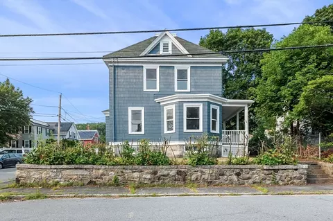 83 Arnold St, Methuen, MA 01844