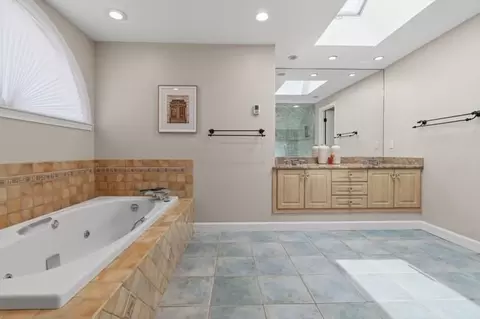 Bath - 7 Blacksmith Way, Saugus, MA 01906 photo 2 of 3