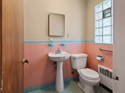 Bath - 42 Ellis Dr, Worcester, MA 01609 photo 3 of 4