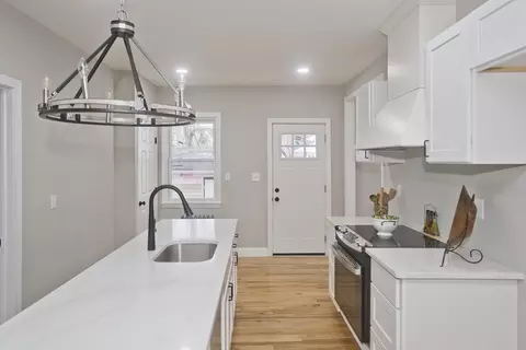 305 Dickinson St, Springfield, MA 01108