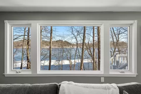 25 River Rd, Merrimac, MA 01860