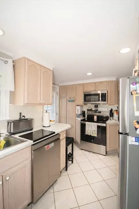75 Gillette Cir, Springfield, MA 01118 photo 5