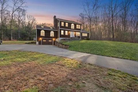 17 Descheneaux Ln, Tyngsborough, MA 01879