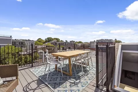 Exterior - 586 E 3rd #3, Boston, MA 02127 photo 2 of 7