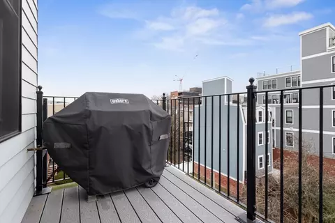 Exterior - 586 E 3rd #3, Boston, MA 02127 photo 1 of 7