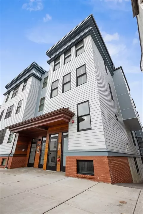 Exterior - 586 E 3rd #3, Boston, MA 02127 photo 7 of 7