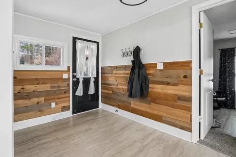 Entry Way - 119 Acrebrook Rd, Springfield, MA 01129 photo 2 of 3