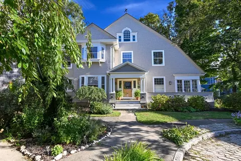 6 Clinton Pl, New Bedford, MA 02740