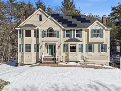 2 Pipers Gln, Andover, MA 01810