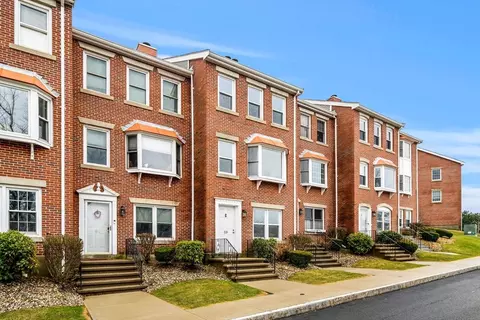 59 Breakwater Dr #59, Chelsea, MA 02150