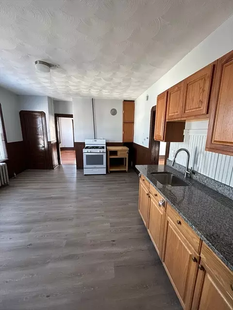40 Orchard St, Chicopee, MA 01013 photo 4