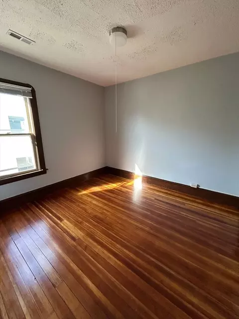 40 Orchard St, Chicopee, MA 01013 photo 5