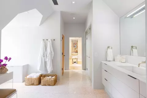 Bath - 1 Chestnut Pl, Brookline, MA 02445 photo 1 of 2