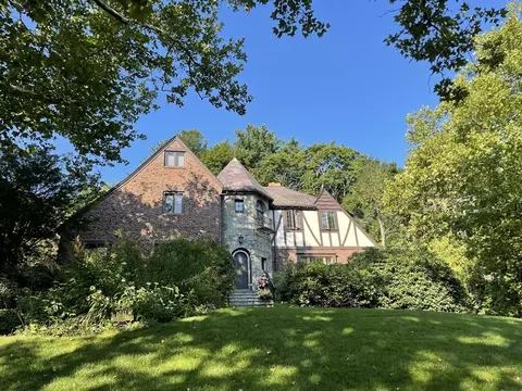 16 Alberta Rd, Chestnut Hill, MA 02467