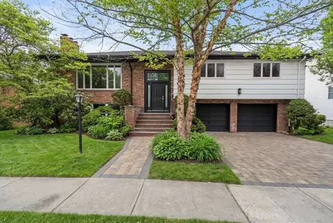 520 Clinton Rd, Chestnut Hill, MA 02467