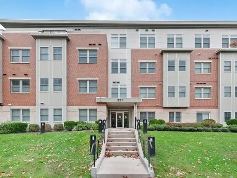 321 Hammond Pond Pkwy #106, Chestnut Hill, MA 02467