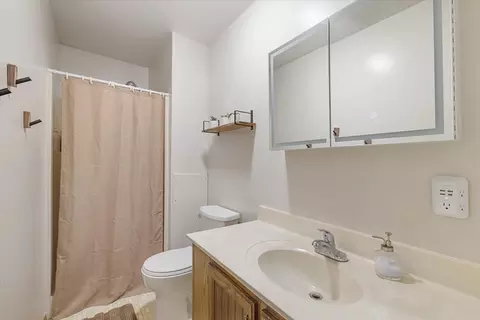 Bath - 27 Mumford Rd, Sutton, MA 01590 photo 1 of 2
