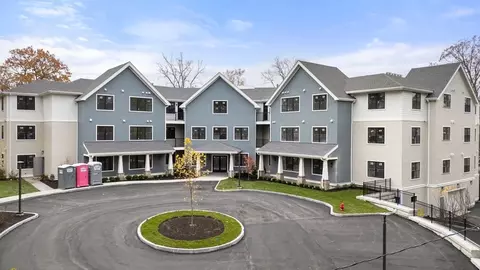 16 Stearns #207, Wellesley, MA 02482