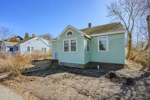 65 Louis St, Hyannis, MA 02601