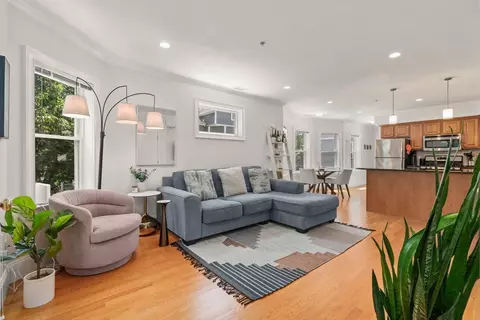 17 Robbins St #2-2, Waltham, MA 02453