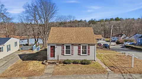 98 Washington St, Groveland, MA 01834
