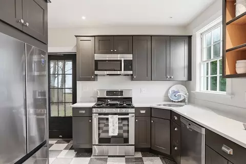 Kitchen - 190 South St #B, Hingham, MA 02043 photo 1 of 2