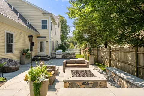 27 Garrison Rd, Wellesley, MA 02482 photo 3