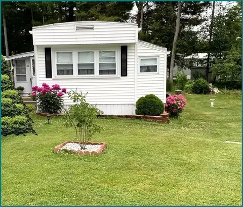 21 Parkwood Dr, Halifax, MA 02338